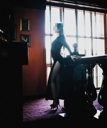 Живу в Москве и готова подарить тебе незабываемые моменты. Приглашу в свой просторный и уютный апартамент, где создам атмосферу релакса и удовольствия. Мои услуги включают классический секс, оральные ласки и различные эротические массажи. Фото, которые ты видишь, абсолютно реальны, и я уверена, что мы найдем общий язык и наши встречи станут твоими самыми приятными воспоминаниями. Жду вашего звонка, чтобы сделать твои фантазии ярче и искреннее 😏🌹💋 5796, 24 года